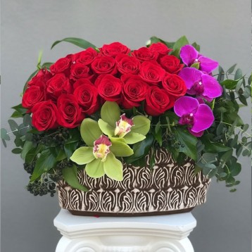 Seramik Vazoda Kırmızı Gül