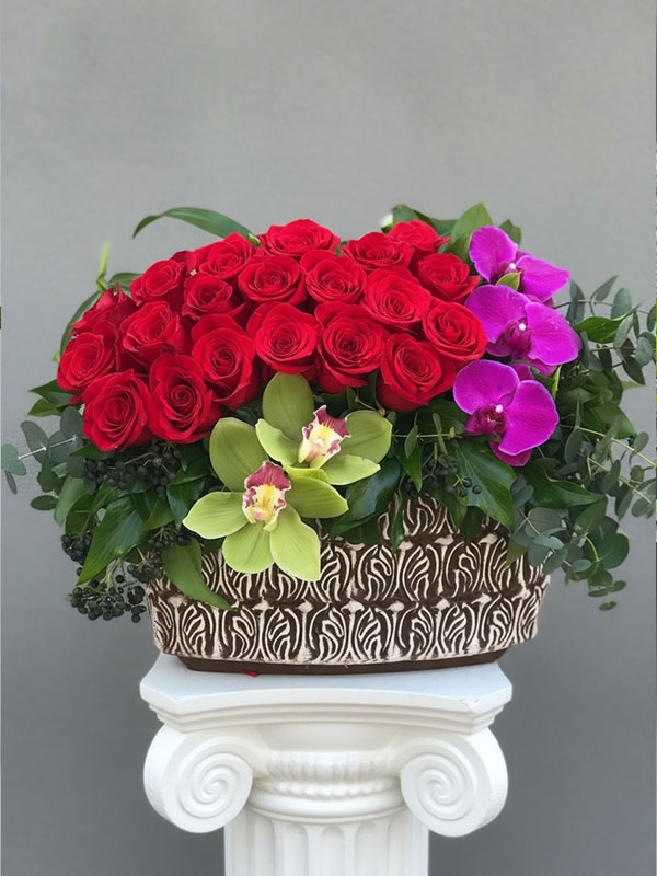 Seramik Vazoda Kırmızı Gül