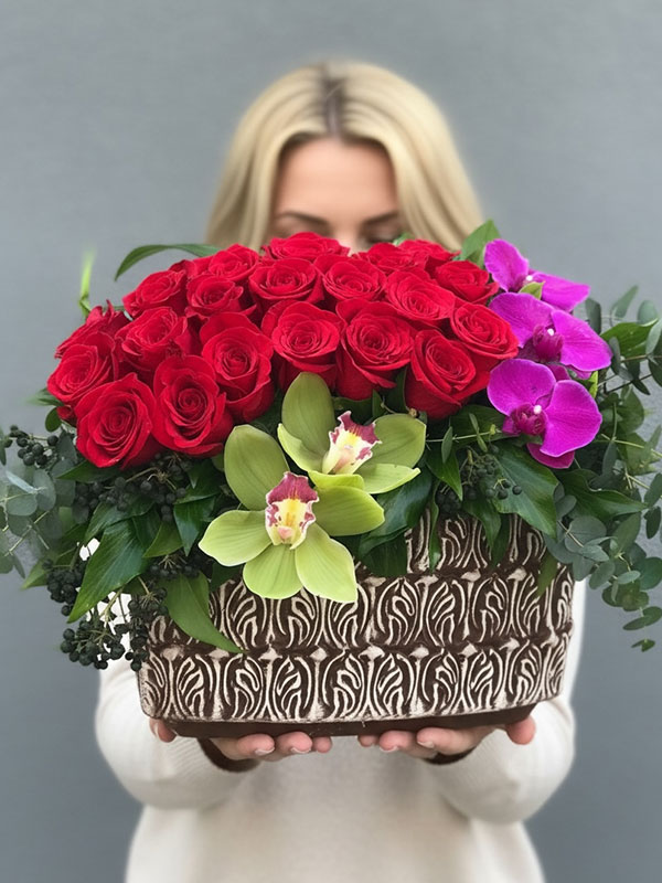 Seramik Vazoda Kırmızı Gül