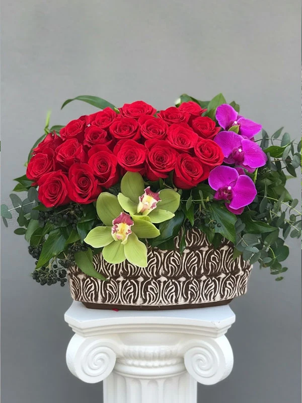 Seramik Vazoda Kırmızı Gül